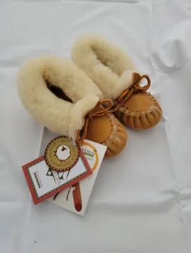 Child's sheepskin moccasins - 758E